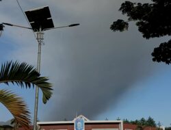 Tobelo ‘Bersalju Abu’ Erupsi Dukono Ganggu Aktivitas Warga Sejak Pagi