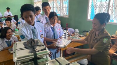 SPPG Polres Halut Perdana Beroperasi, Dua Sekolah Terima 1.051 Paket Gizi