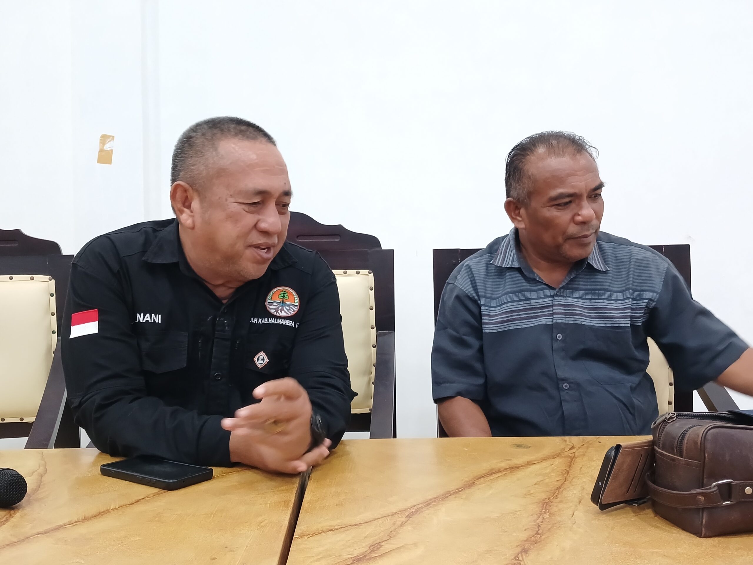 Ketua Panitia Lokal Porprov Malut, Yudhiahart Noya dan Seretaris Umum KONI Halut Roby N. Pangety, saat Rapat via Zoom bersama KONI Malut (foto kierahainsight.id)