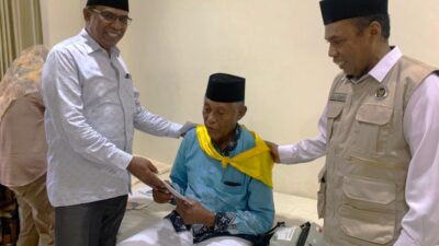 Wakil Bupati Halmahera Utara, Dr. Kasman Hi Ahmad, sambangi para jamaah asal Halut di Asrama Haji transit Ternate (foto istimewa kierahainsight.id)