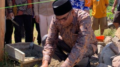 Wakil Bupati Halmahera Utara Dr. Kasman Hi. Ahmad, melakukan peletakan batu pertama pembangunan Madrasah Ibtidaiyah (MI) Subulussalam di Kampung Makian (foto istimewa)