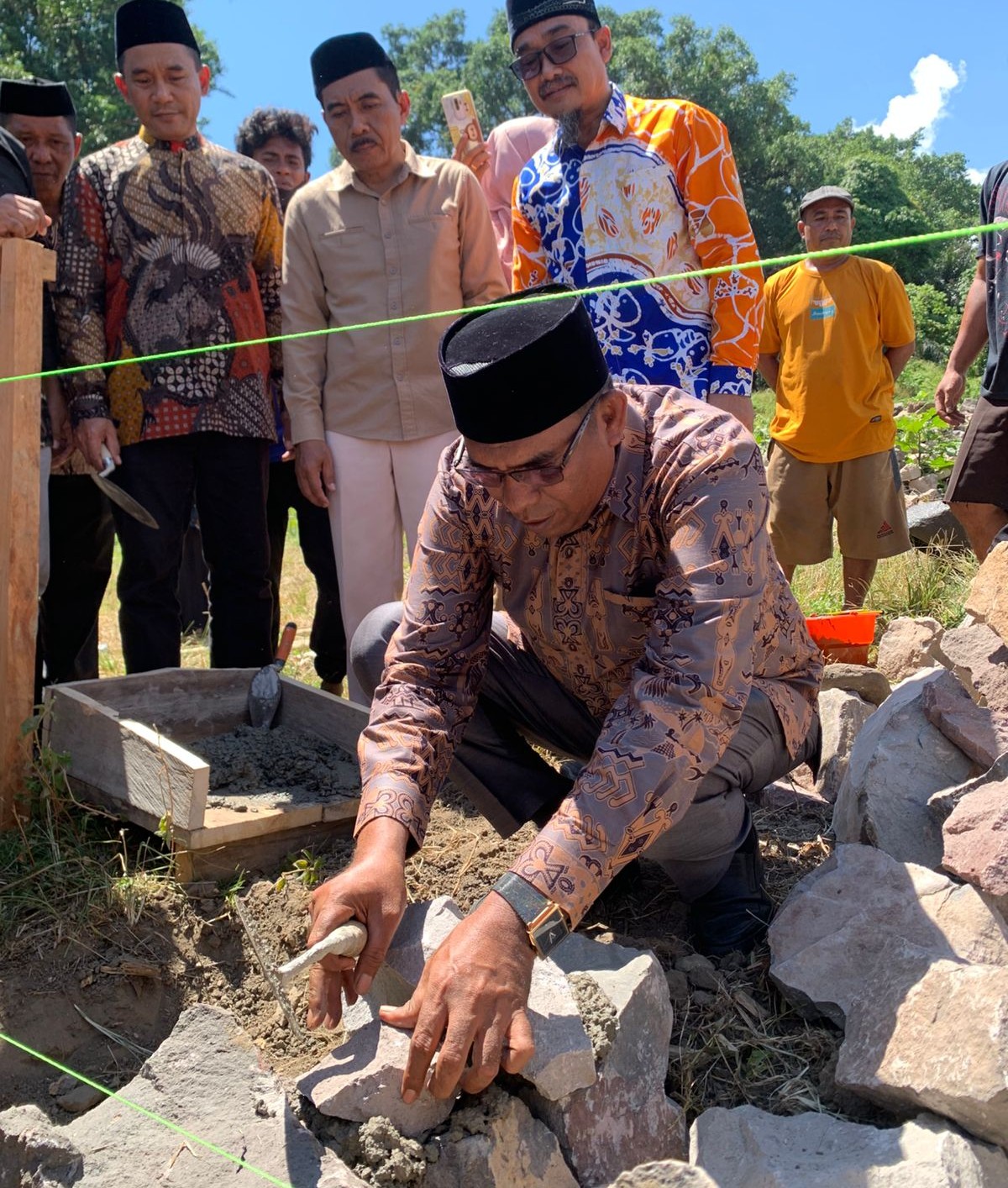 Wakil Bupati Halmahera Utara Dr. Kasman Hi. Ahmad, melakukan peletakan batu pertama pembangunan Madrasah Ibtidaiyah (MI) Subulussalam di Kampung Makian (foto istimewa)
