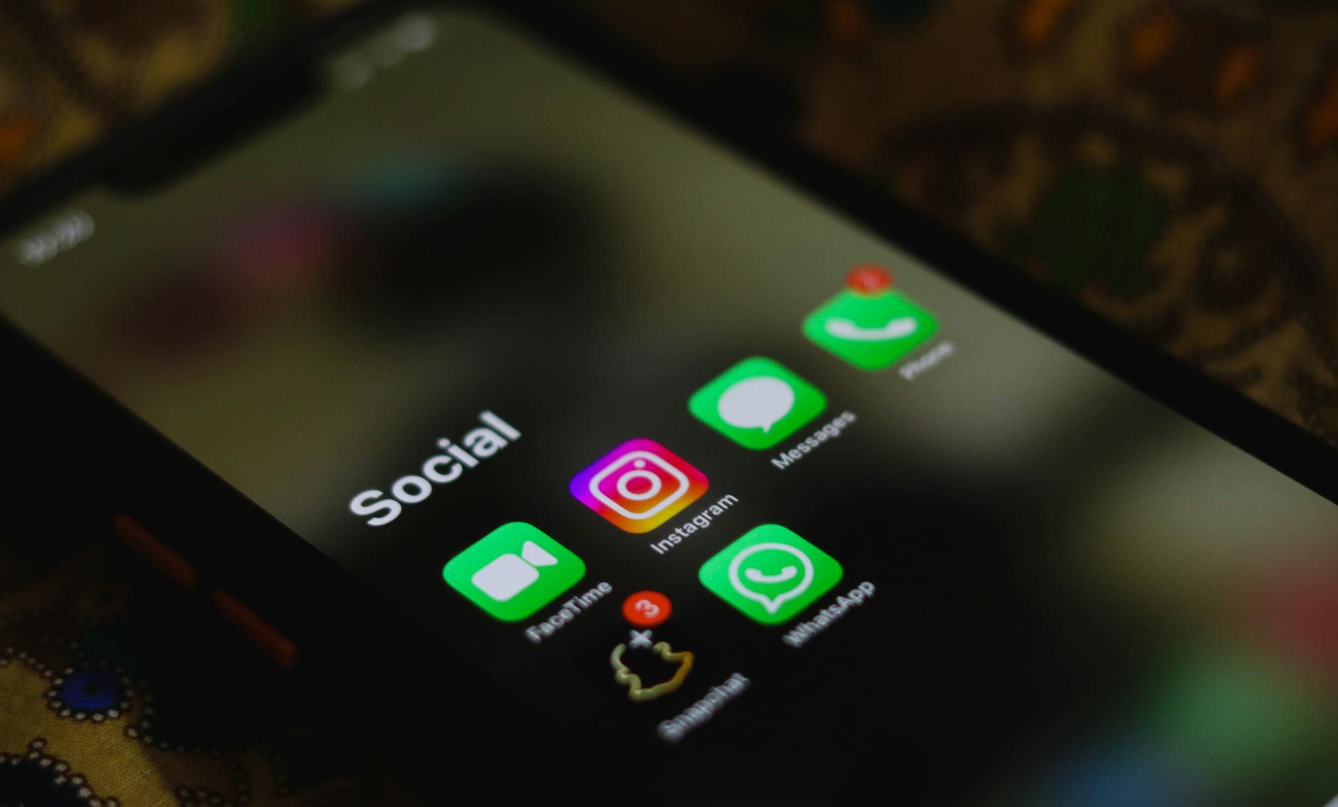 Ilustrasi kebijakan regulasi digital pemerintah yang mengatur keamanan data dan inovasi teknologi