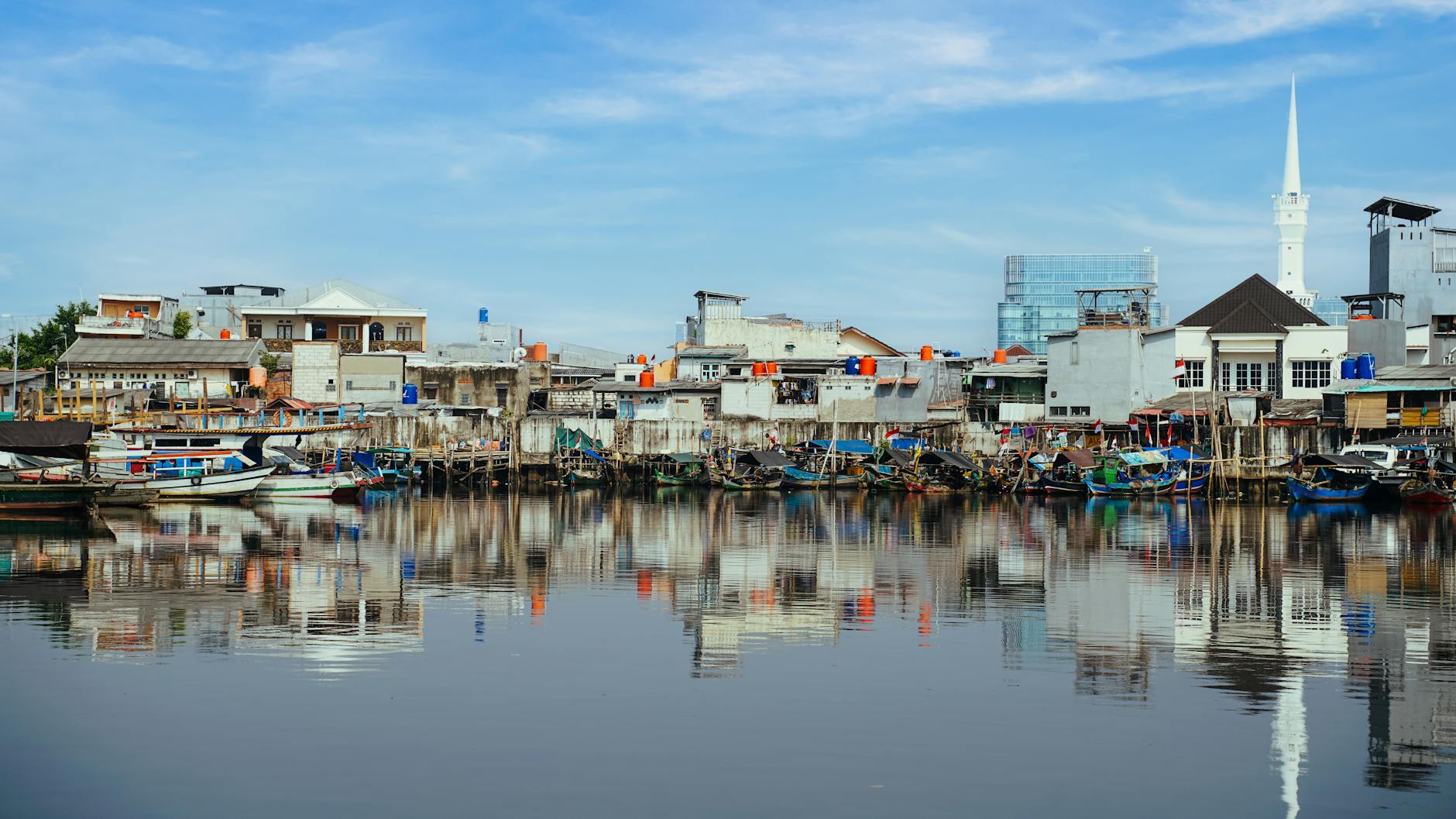 Foto banjir hari ini di Indonesia menampilkan genangan air melanda jalan utama dan warga berusaha menyelamatkan barang.