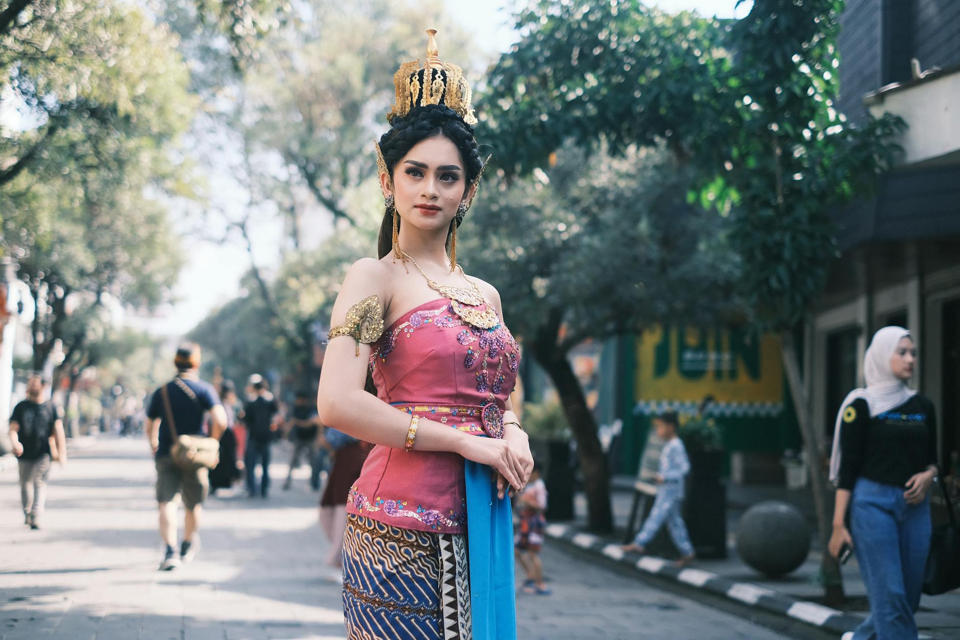 Foto artis Indonesia terbaru dengan gaya fashion modern dan senyum menawan, menampilkan tren terkini dalam dunia hiburan.