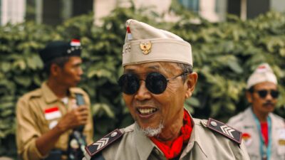 Ilustrasi cancel culture di Indonesia, menampilkan netizen menanggapi kontroversi lewat media sosial