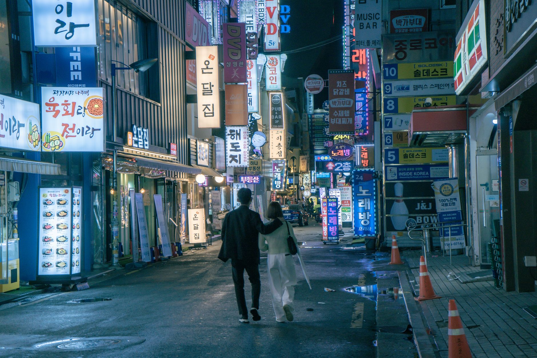 Poster drama Korea terbaru yang sedang viral, menampilkan pemeran utama dengan latar kota neon yang memukau