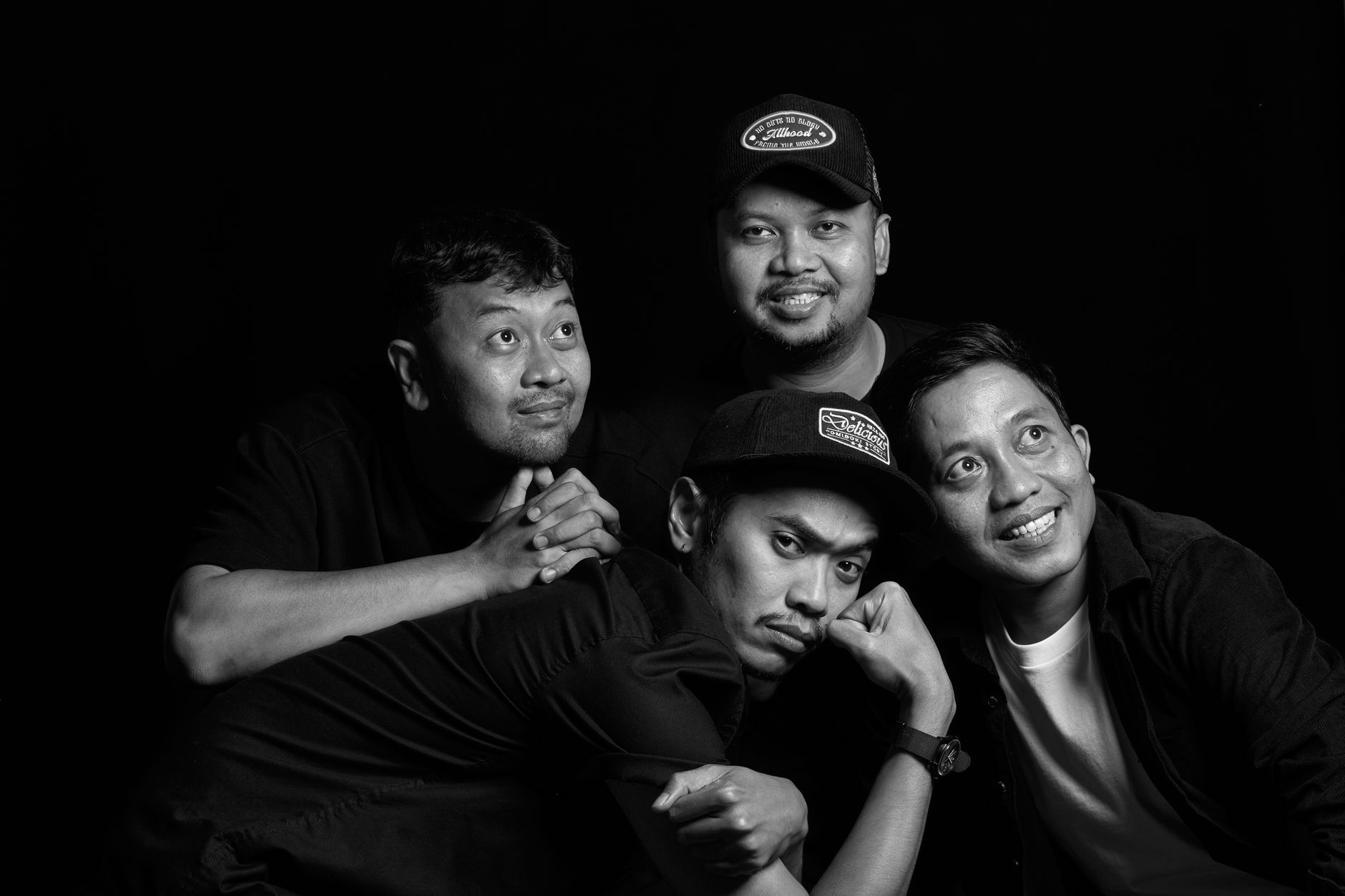 Ilustrasi kriminal hari ini menunjukkan aksi kejahatan terbaru di kota dengan latar malam dan lampu polisi