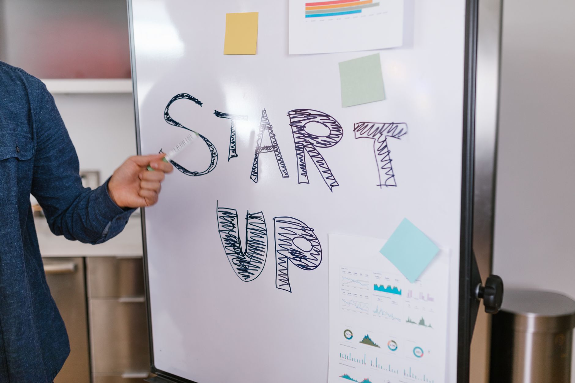 Logo inovatif startup Indonesia terbaru yang mengusung teknologi AI untuk solusi bisnis modern
