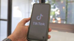 Ilustrasi kasus viral TikTok menampilkan tren meme, reaksi pengguna, dan statistik penayangan yang melesat.