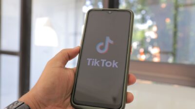 Ilustrasi kasus viral TikTok menampilkan tren meme, reaksi pengguna, dan statistik penayangan yang melesat.