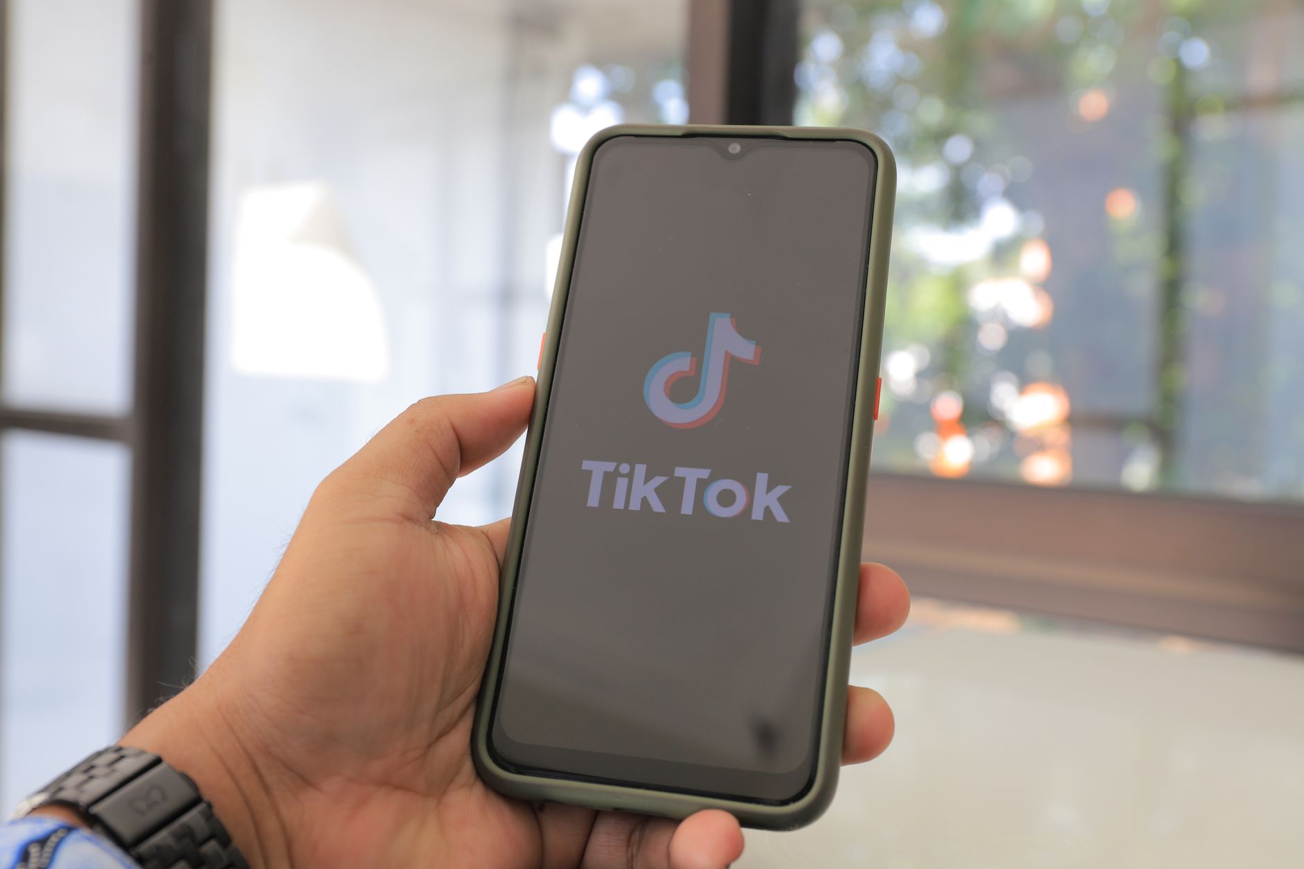 Ilustrasi kasus viral TikTok menampilkan tren meme, reaksi pengguna, dan statistik penayangan yang melesat.