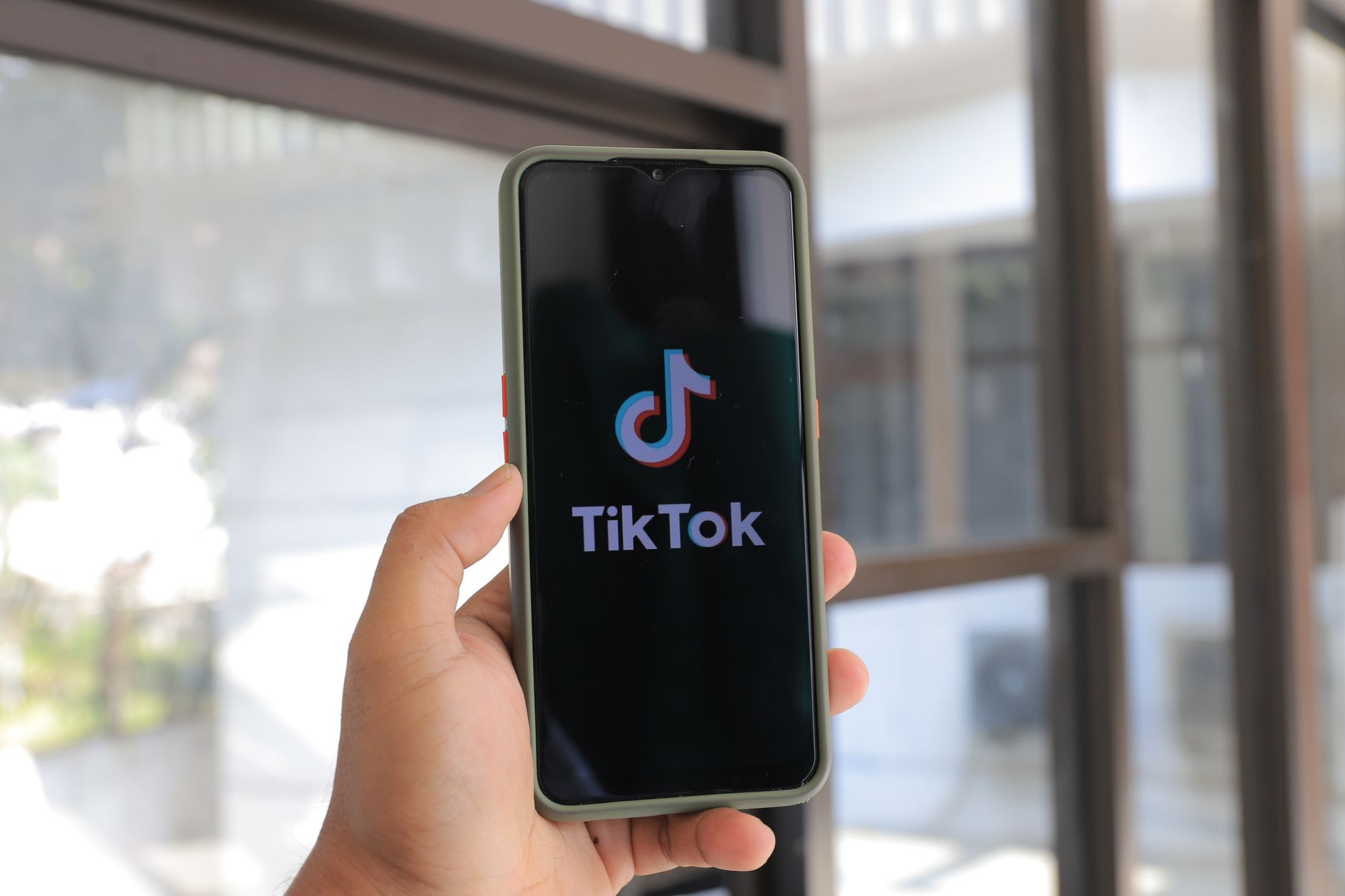 Ilustrasi kasus viral TikTok menampilkan tren populer, hashtag #viral, dan reaksi pengguna di media sosial
