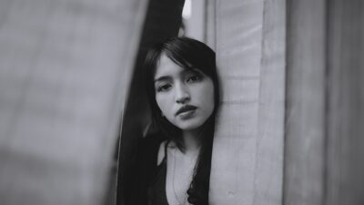 Foto artis Indonesia terbaru berpenampilan stylish dengan latar kota malam yang glamor