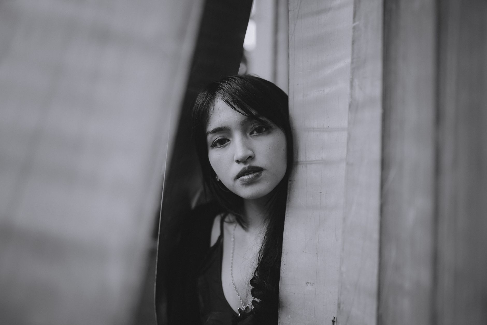 Foto artis Indonesia terbaru berpenampilan stylish dengan latar kota malam yang glamor