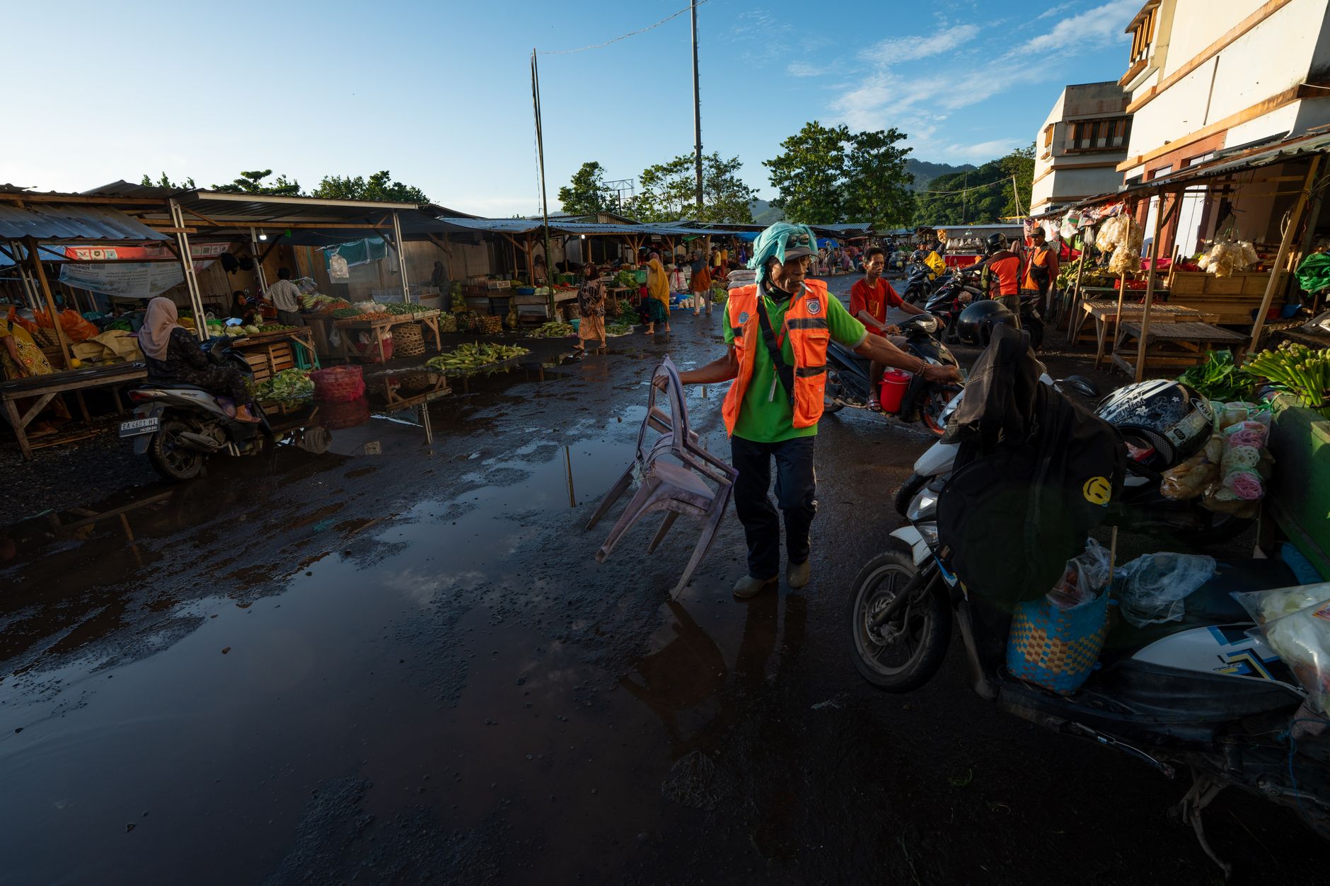 Foto banjir melanda daerah di Indonesia hari ini, menampilkan air tinggi menyapu jalan dan rumah penduduk