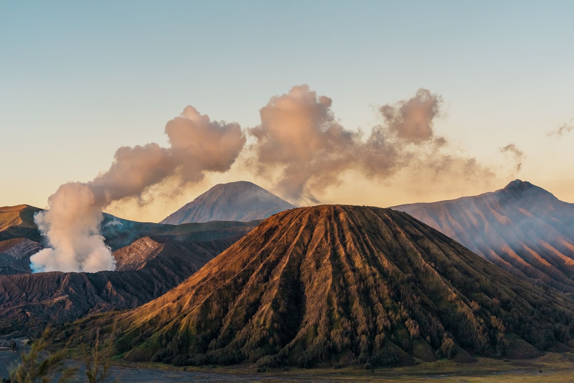 Pemandangan hujan deras dan petir mengamuk di langit Indonesia menunjukkan cuaca ekstrem musim ini