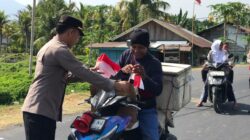 Jelang HUT RI ke-81, Polisi di Galela Pasang Bendera Merah Putih di Kendaraan Warga