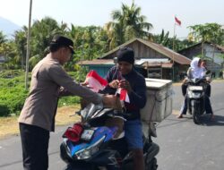 Jelang HUT RI ke-81, Polisi di Galela Pasang Bendera Merah Putih di Kendaraan Warga