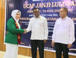 Wabup Kasman Titip Pesan Pengabdian kepada 74 Sarjana Kebidanan Asal Halut