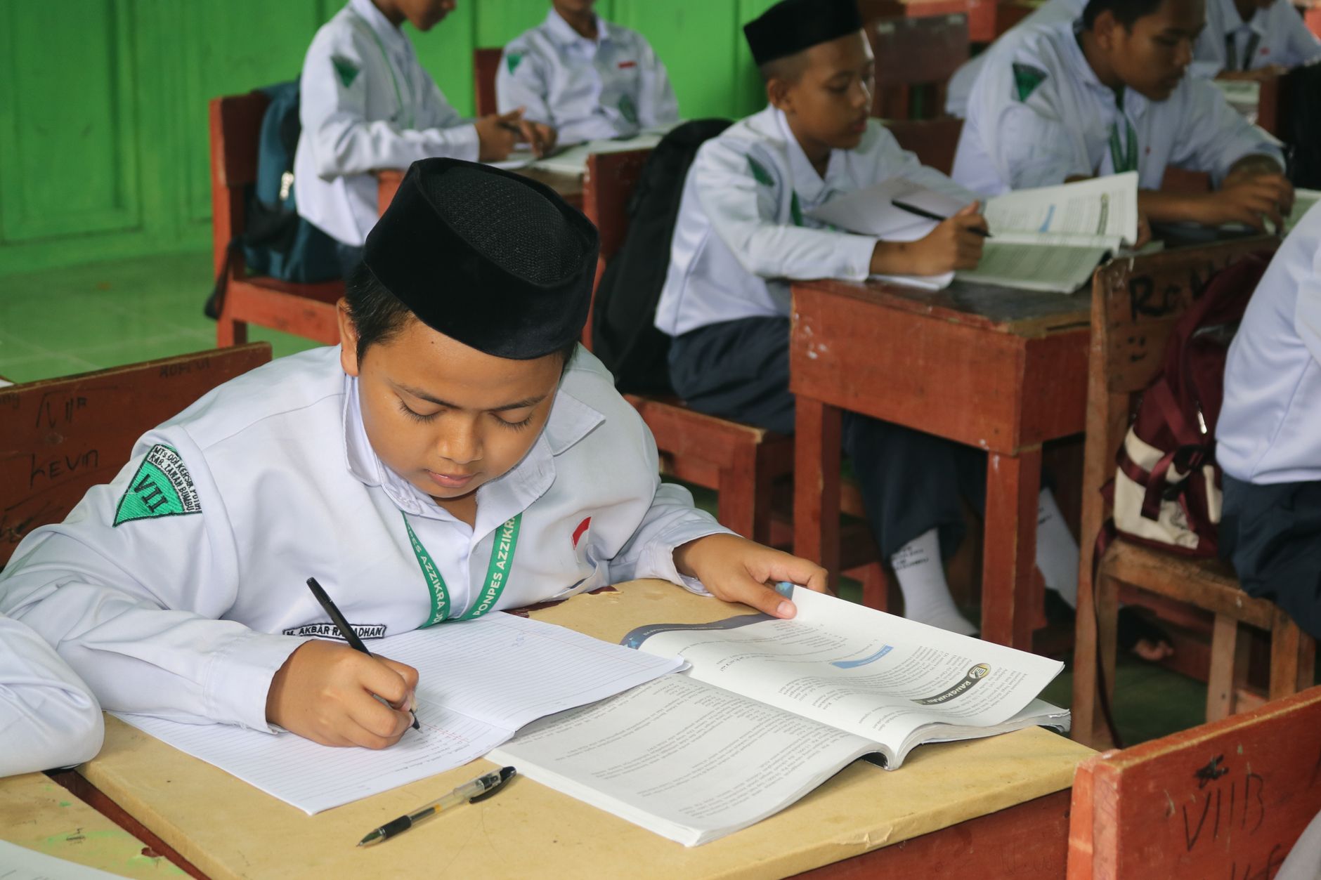 Persiapan pemilu 2029: tim kampanye mengatur logistik, poster, dan strategi digital di kantor pusat.