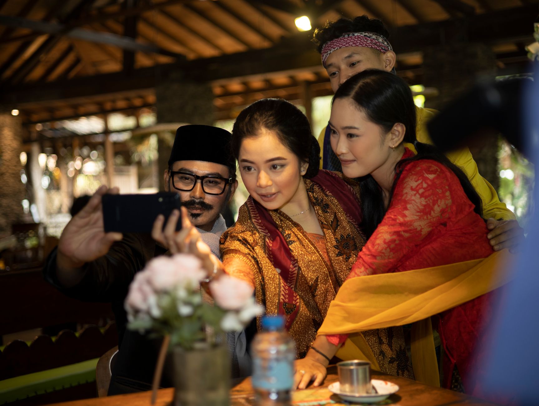 Foto artis Indonesia terbaru dengan gaya modern, menampilkan tren fashion terkini dan ekspresi penuh energi.