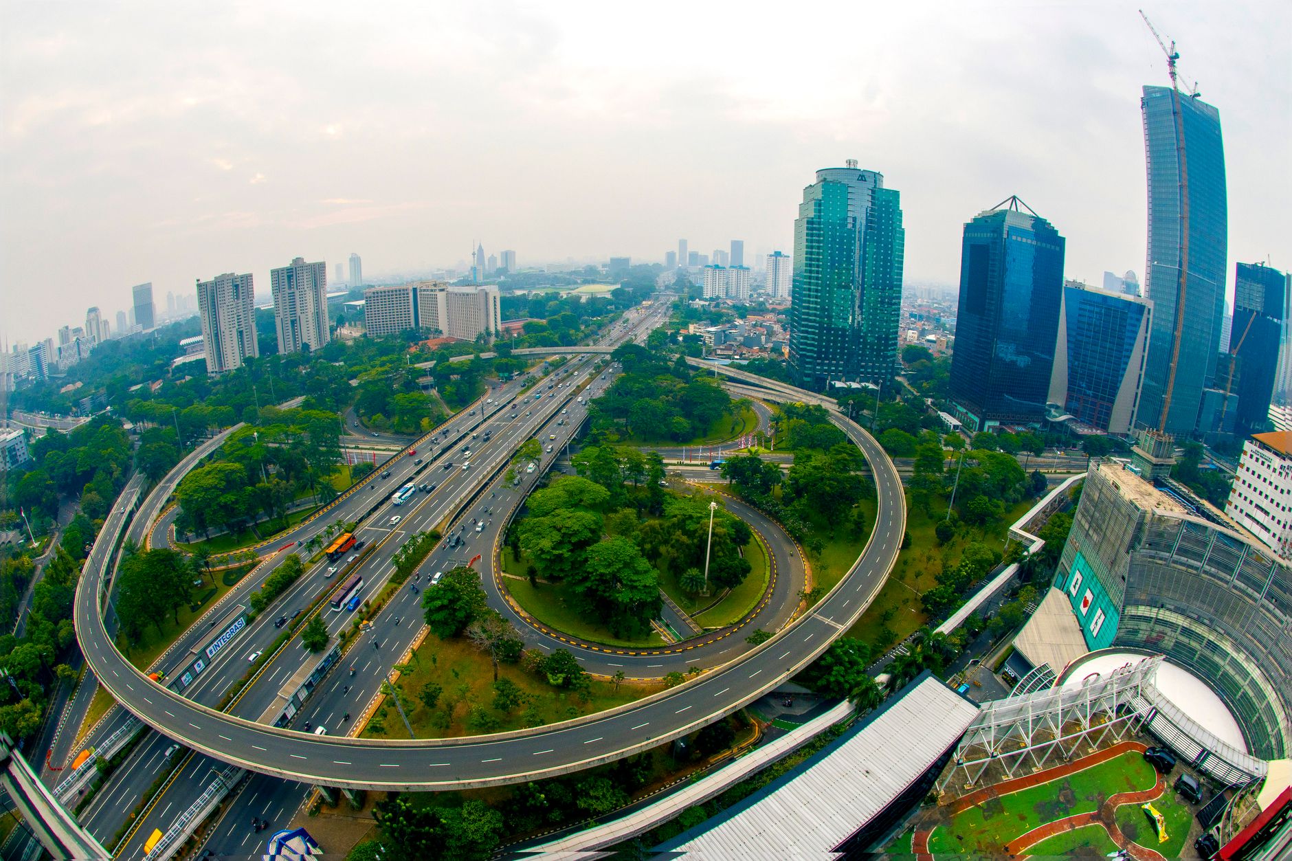 Peta menunjukkan tingkat kualitas udara di seluruh Indonesia pada tahun 2023, menyoroti daerah dengan polusi tinggi.