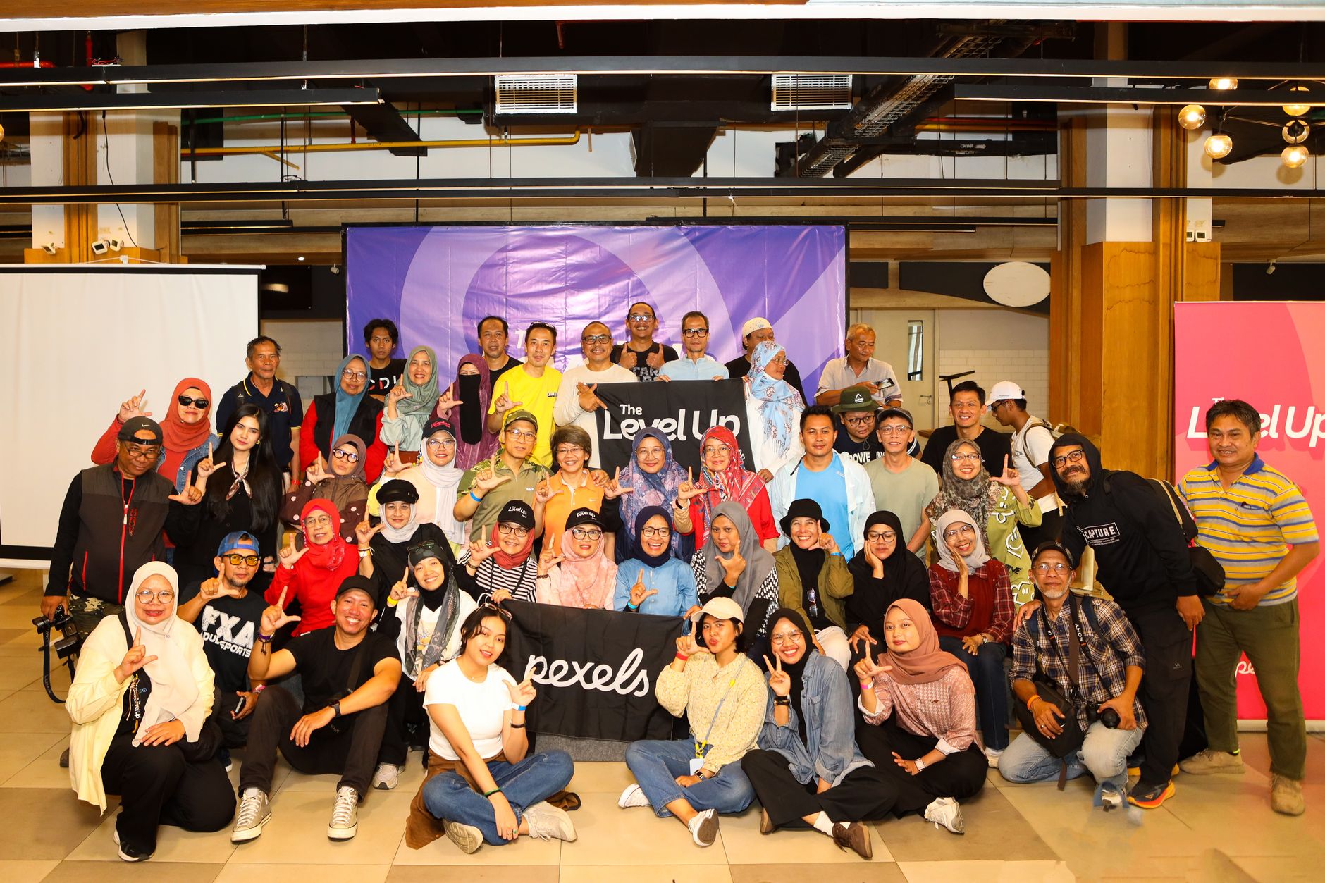 Gambaran dinamis budaya digital Indonesia dengan generasi milenial, startup, dan inovasi teknologi.