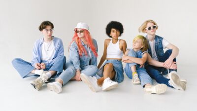 Remaja Gen Z menikmati teknologi, fashion, dan media sosial dalam gaya hidup modern yang kreatif