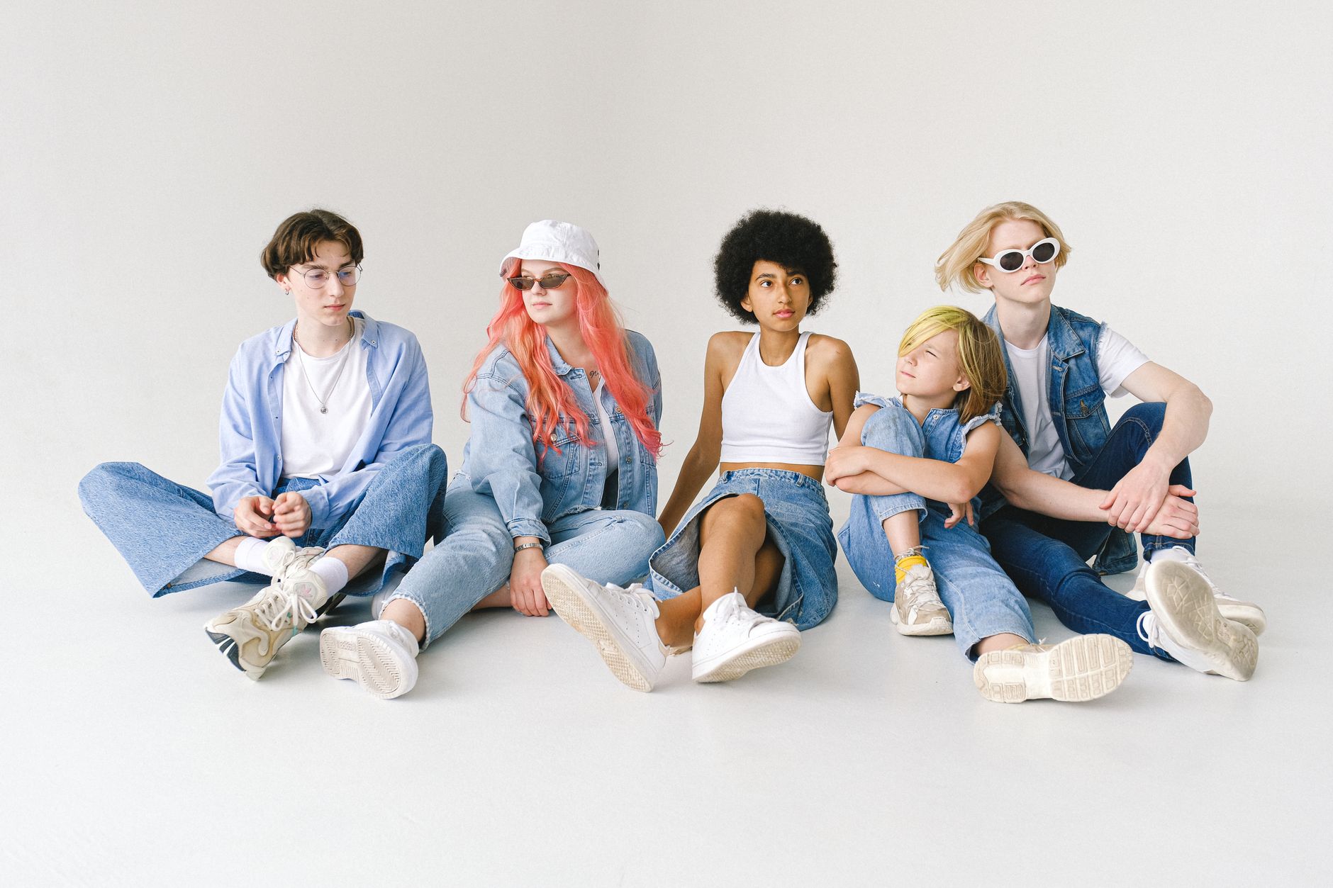 Remaja Gen Z menikmati teknologi, fashion, dan media sosial dalam gaya hidup modern yang kreatif