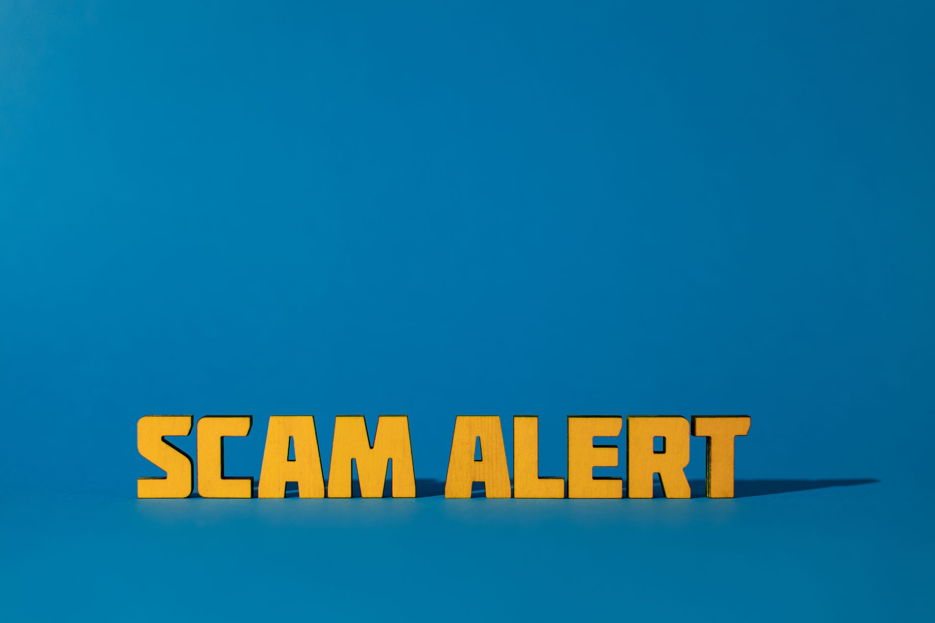 Ilustrasi penipuan online terbaru dengan contoh skema phishing dan penjual palsu di media sosial