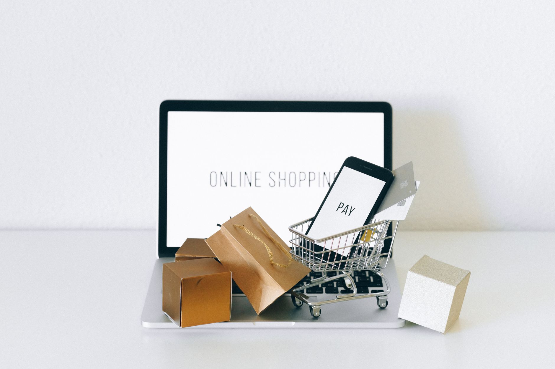 Ilustrasi tren bisnis online 2024 dengan grafik pertumbuhan penjualan digital dan peluang e‑commerce