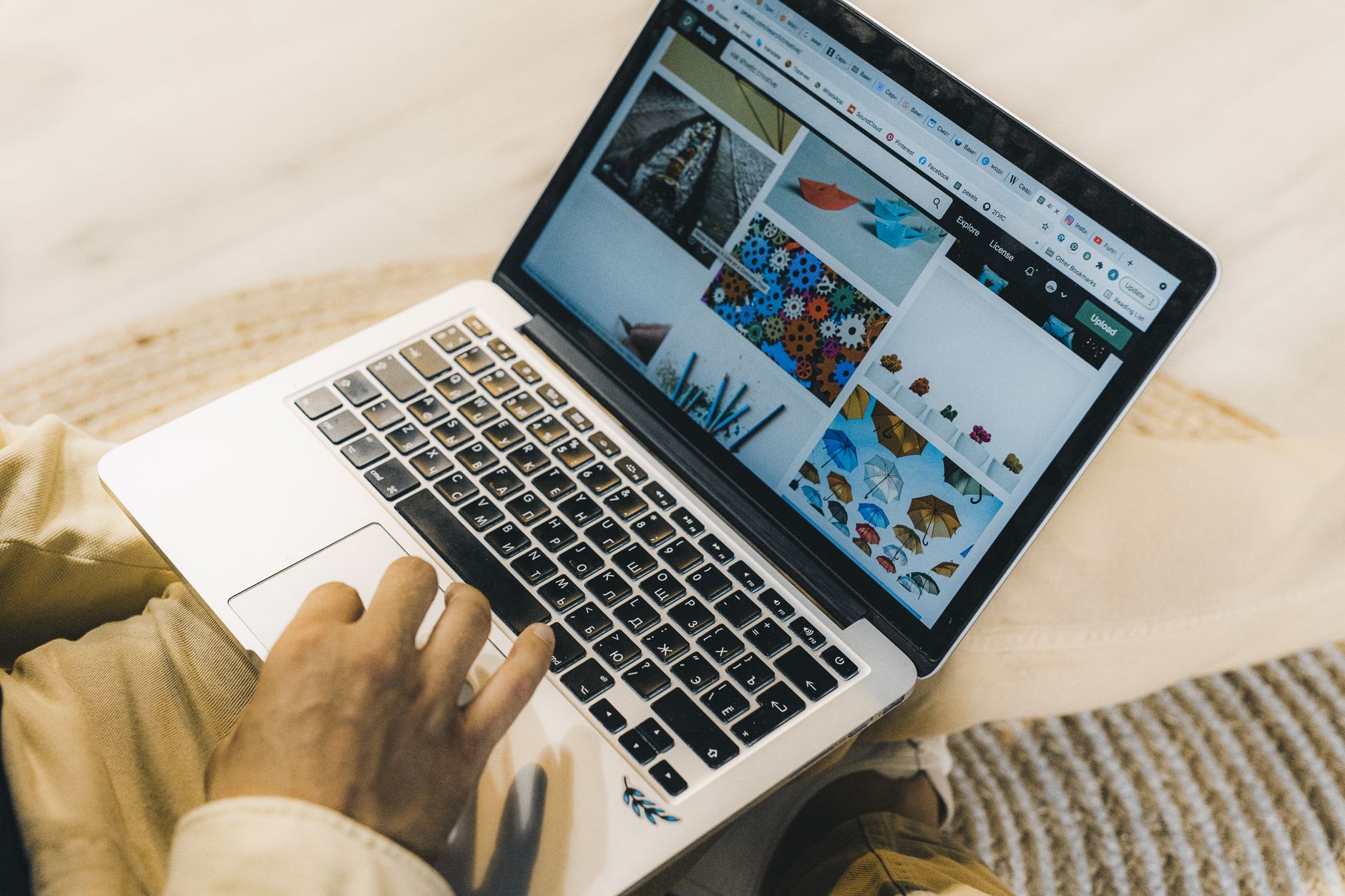 Grafik tren pertumbuhan bisnis online dengan peningkatan penjualan e‑commerce dan digital marketing
