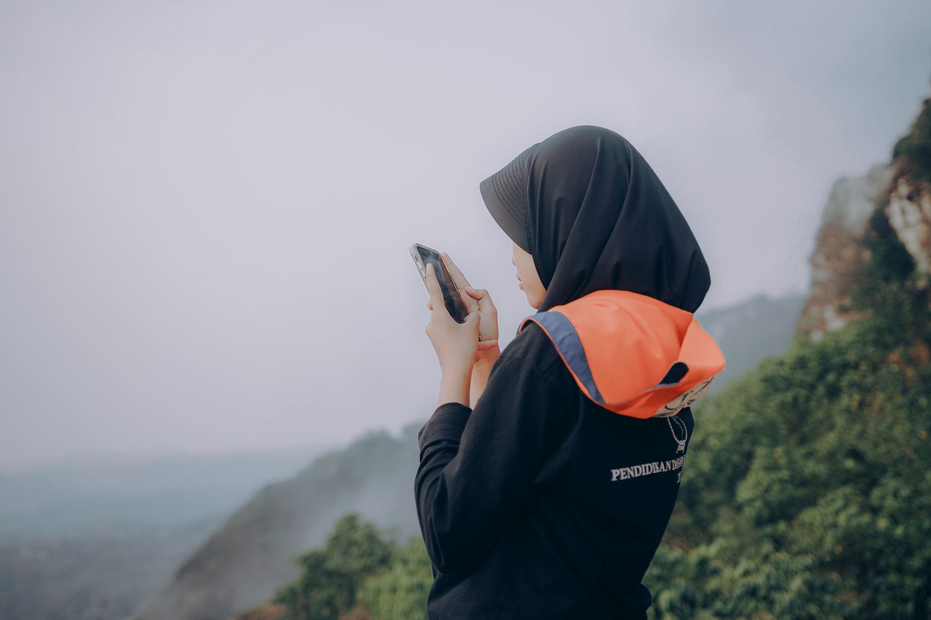 Ilustrasi dinamis budaya digital Indonesia menampilkan generasi muda menggunakan smartphone, e‑commerce, dan media sosial