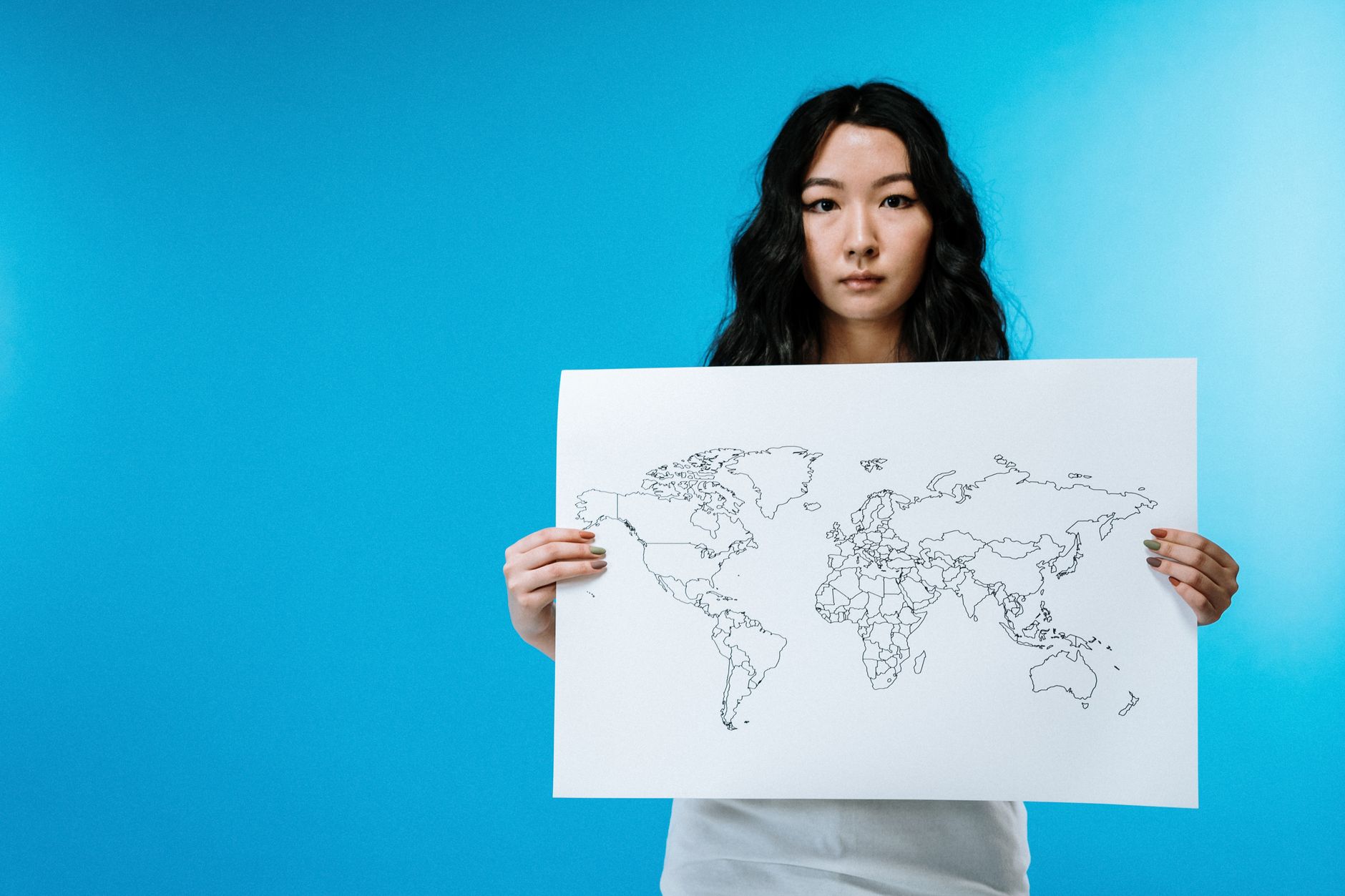 Ilustrasi perang global terbaru dengan peta dunia dan cahaya konflik yang menyala