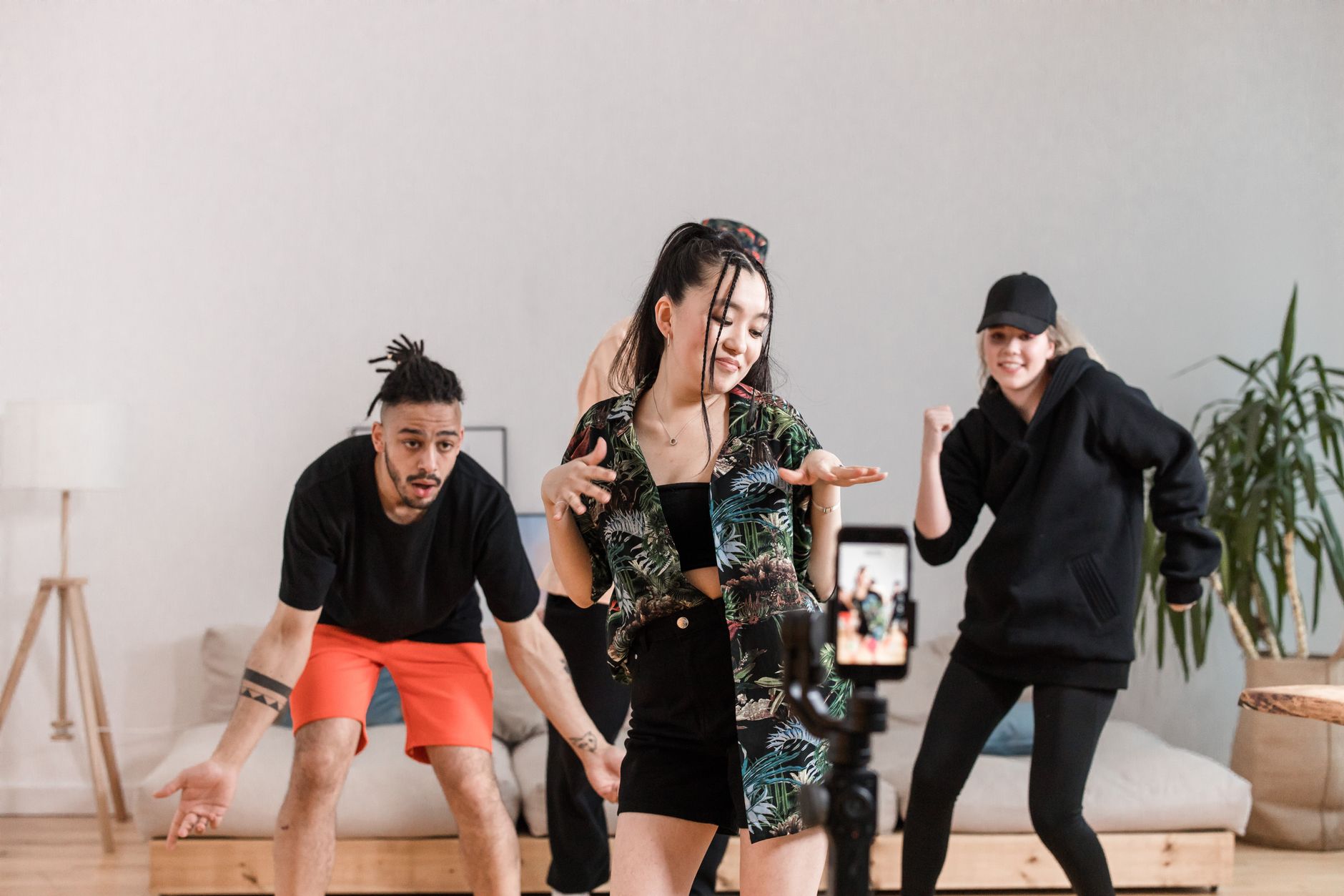Screenshot menampilkan video viral TikTok Indonesia dengan musik populer dan hashtag #trending2024